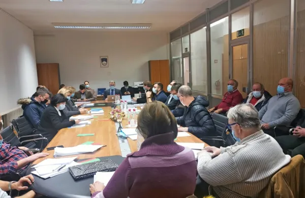 Na prvi izredni seji so razpravljali o tožbah in inšpekcijskih postopkih, v katere je vpletena Občina Vipava.