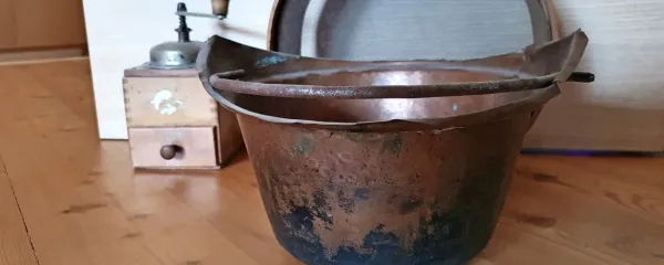 

 Bakren kotliček, ki pozna skrivnosti nonine kuhe.