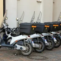 Na Pošti Slovenije so kupovali 80 skuterjev, a so se odločili za 
zaustavitev javnega naročila.