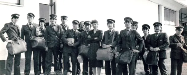  

Ekipa poštarjev v Kopru decembra 1983. Fotografija je  iz arhiva 
vodje koprske enote Pošte Slovenije Robija Rodele. Poštar Mario je 
drugi z leve.