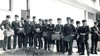  

Ekipa poštarjev v Kopru decembra 1983. Fotografija je  iz arhiva 
vodje koprske enote Pošte Slovenije Robija Rodele. Poštar Mario je 
drugi z leve.