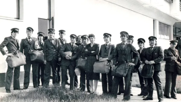  

Ekipa poštarjev v Kopru decembra 1983. Fotografija je  iz arhiva 
vodje koprske enote Pošte Slovenije Robija Rodele. Poštar Mario je 
drugi z leve.