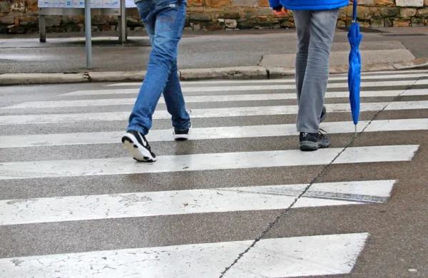 74-letni voznik  je očitno povsem spregledal najstnici  na prehodu 
za pešce in trčil vanju.