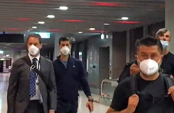 Novak Đoković (drugi z leve) je danes tako prisilno zapuščal 
Avstraljo.