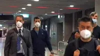 Novak Đoković (drugi z leve) je danes tako prisilno zapuščal 
Avstraljo.