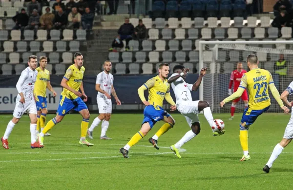 Istrski nogometni prvoligaš FC Koper je med vsemi prvoligaši na 
tržni lestvici na  petem mestu, sežanski Tabor pa je   na zadnjem, 
desetem mestu.