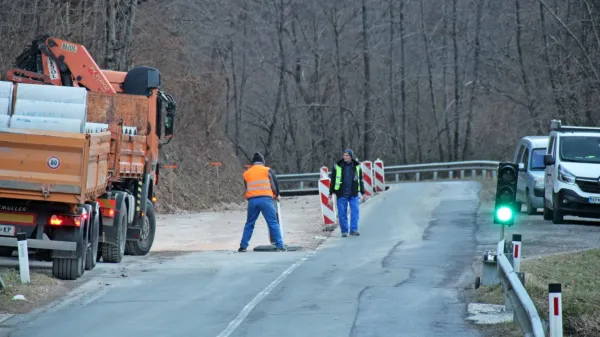 Direkcija bo na delu ceste iz Ilirske Bistrice proti Podgradu, blizu 
odcepa za Podbeže, obnovila vozišče, sanirala dotrajane propuste 
in zgradila nadomestni zid. 
