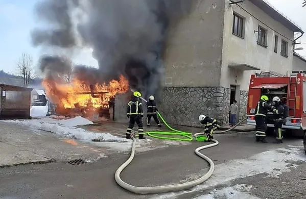 V Črnem Vrhu je zagorela garaža na zadnji strani starejšega 
bloka.