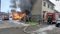 V Črnem Vrhu je zagorela garaža na zadnji strani starejšega 
bloka.