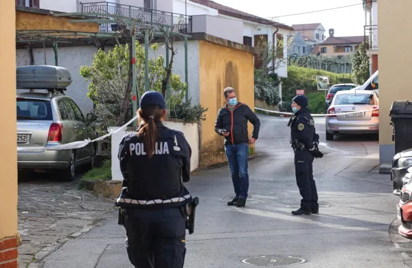 Policisti, kriminalisti  in forenziki  so aprila  lani v strnjenem  delu Bertokov  preiskovali  pritličje  hiše,  v kateri  so  našli  mrtvo  86-letno    domačinko.