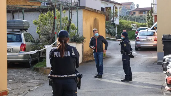 Policisti, kriminalisti  in forenziki  so aprila  lani v strnjenem  delu Bertokov  preiskovali  pritličje  hiše,  v kateri  so  našli  mrtvo  86-letno    domačinko.