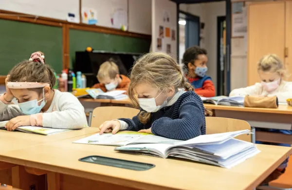 Šolarji, ki se bodo zaradi tesnega stika vsakodnevno samotestirali, 
bodo lahko nosili medicinske maske, zaposleni v šolstvu, sociali in 
zdravstvu pa bodo morali imeti masko FFP2. 
