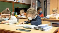 Šolarji, ki se bodo zaradi tesnega stika vsakodnevno samotestirali, 
bodo lahko nosili medicinske maske, zaposleni v šolstvu, sociali in 
zdravstvu pa bodo morali imeti masko FFP2. 