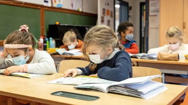 Šolarji, ki se bodo zaradi tesnega stika vsakodnevno samotestirali, 
bodo lahko nosili medicinske maske, zaposleni v šolstvu, sociali in 
zdravstvu pa bodo morali imeti masko FFP2. 