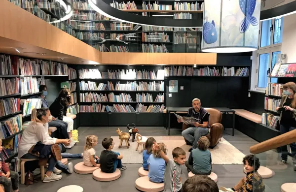 Danijel Malalan bo ob Dnevu slovenske kulture ponovno obiskal 
male bralce Feiglove knjižnice v Gorici in jih kratkočasil z “levjo” 
pravljico. (Foto: Knjižnica Damir Feigl) 