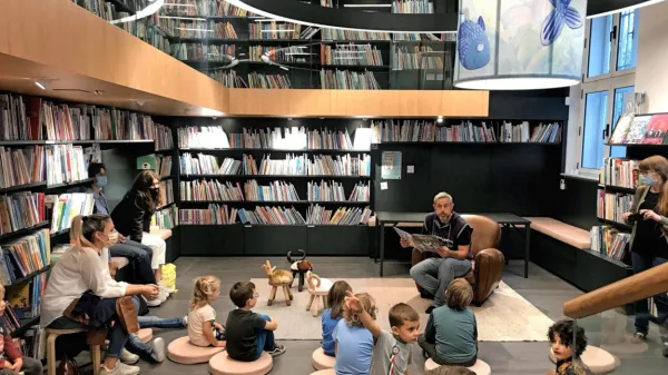 Danijel Malalan bo ob Dnevu slovenske kulture ponovno obiskal 
male bralce Feiglove knjižnice v Gorici in jih kratkočasil z “levjo” 
pravljico. (Foto: Knjižnica Damir Feigl) 