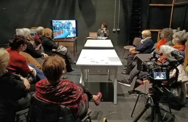 Bralna skupina tržaškega Pen Cluba je na predstavitvi in pogovoru poglobila vsebine predstave Tako bližji z avtorjem Luco 
Quaio. Tokrat je celo zmanjkalo časa za vsa vprašanja. (Foto: 
SSG)

 
