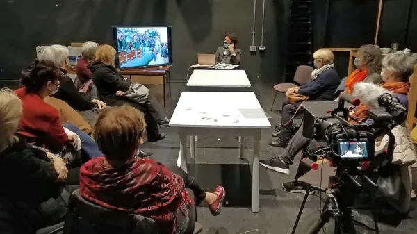 Bralna skupina tržaškega Pen Cluba je na predstavitvi in pogovoru poglobila vsebine predstave Tako bližji z avtorjem Luco 
Quaio. Tokrat je celo zmanjkalo časa za vsa vprašanja. (Foto: 
SSG)

 