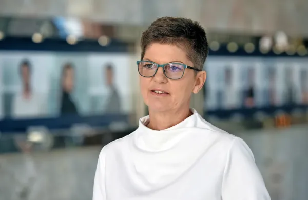 Mirjam Drnovšček po 25 letih ponovno v novogoriškem gledališču. 
(Foto: Peter Uhan)