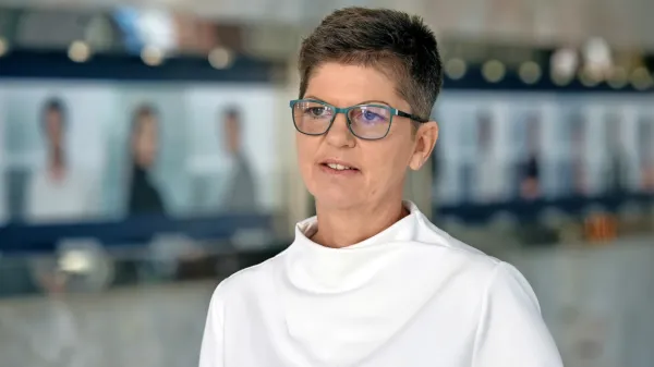 Mirjam Drnovšček po 25 letih ponovno v novogoriškem gledališču. 
(Foto: Peter Uhan)