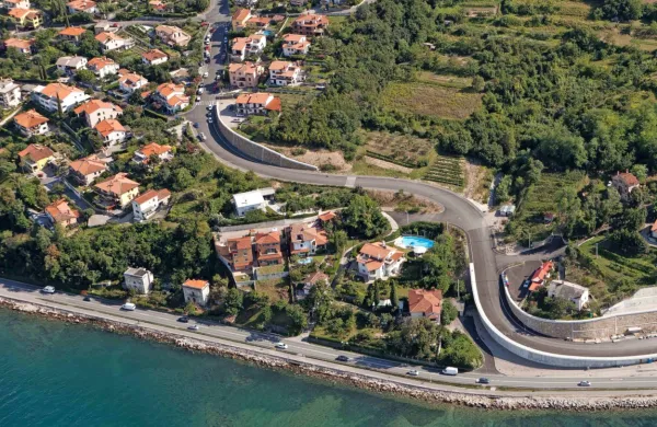 



V Žusterni se komunalne odplake približno 20 hiš na območju 
Moleta še vedno stekajo v greznice, a kmalu ne bo več tako.