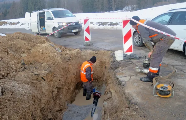 Zastareli vodovod v Godoviču povzroča obilo težav pri zagotavljanju pitne vode. Ponedeljkovo sušo pip je 
zakrivila počena cev v industrijski coni.