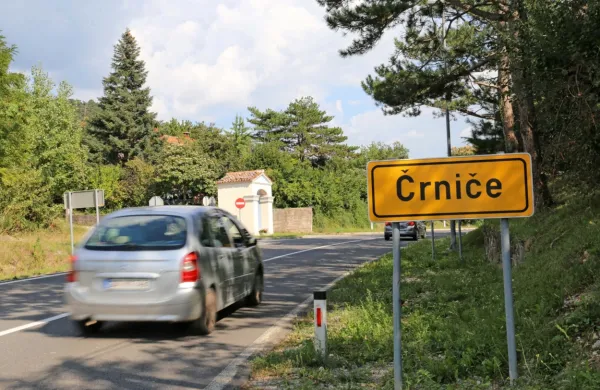 Ženska, ki so jo prejšnji četrtek našli pri hitri cesti pri Črničah, ni 
umrla nasilne smrti.