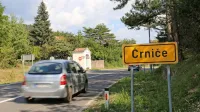 Ženska, ki so jo prejšnji četrtek našli pri hitri cesti pri Črničah, ni 
umrla nasilne smrti.