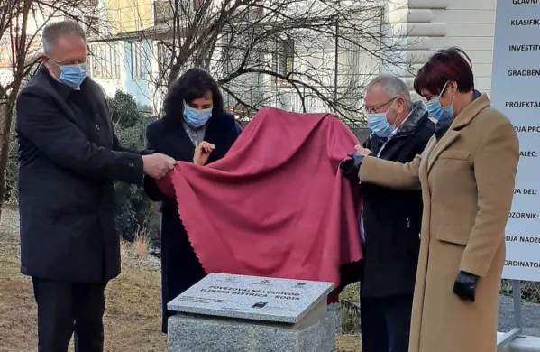 Temeljni kamen za povezovalni vodovod so simbolično položili (z 
leve): minister Zdravko Počivalšek ter župani Alenka Štrucl 
Dovgan, Emil Rojc in Saša Likavec Svetelšek.