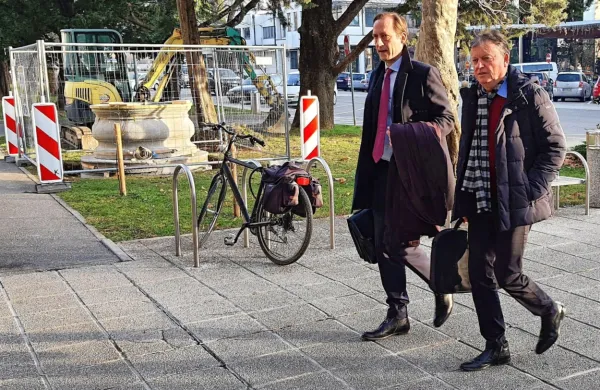 Sodba Bošku Šrotu (desno) nalaga plačilo 13 milijonov evrov, 
odvetnik Uroš Pogačnik (levo) je  napovedal pritožbo na sodbo.
