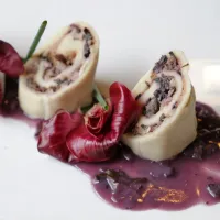 Štruklji, napolnjeni s skuto  in radičem, v omaki iz  terana in  kraškega pršuta 
(Gostilna Štirna)

