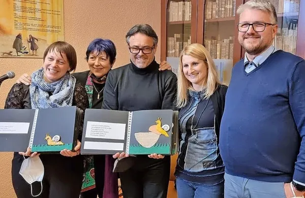 Tipna slikanica v rokah Jerneja Kuntnerja, Aksinje Kermauner 
(druga z leve) in gostov Centra za vzgojo, izobraževanje in 
usposabljanje Velenje, ki jih je vodil ravnatelj Aleksander Vališer. 
