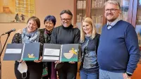 Tipna slikanica v rokah Jerneja Kuntnerja, Aksinje Kermauner 
(druga z leve) in gostov Centra za vzgojo, izobraževanje in 
usposabljanje Velenje, ki jih je vodil ravnatelj Aleksander Vališer. 