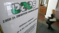 Če si zavarovana oseba izbere izvajalca, ki ni najbližji, se ji  
prevozni stroški povrnejo, kot da bi potovali k najbližjemu 
izvajalcu.