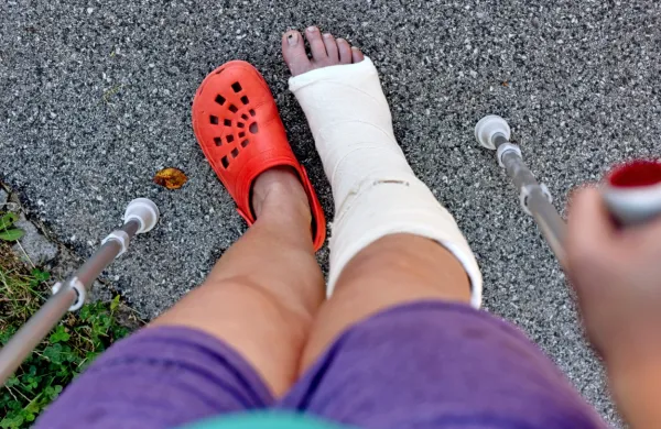   V letu 2019 so delodajalci bolniško nadomestilo  za poškodbe ali bolezni zunaj dela plačali v 785.803 
primerih, zdravstvena blagajna pa v 59.452 primerih.