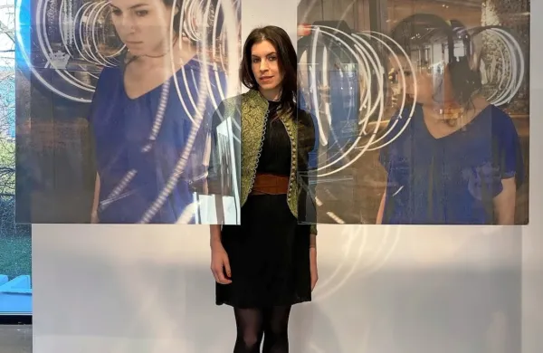 Eva Petrič razstavlja v galeriji Gong, kjer lahko “najdete tudi svojo senco, ko odseva v moji senci”.