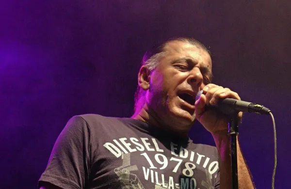 Umrl je priljubljeni hrvaški glasbenik Aki Rahimovski, pevec 
skupine Parni valjak.