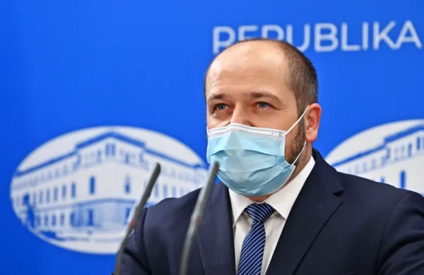 Minister Janez Poklukar poudarja, da je ob cepljenju naše edino 
orožje proti covid-19 strogo in dosledno preverjanje pogoja PCT, a  
to ima pomanjkljivost.