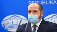 Minister Janez Poklukar poudarja, da je ob cepljenju naše edino 
orožje proti covid-19 strogo in dosledno preverjanje pogoja PCT, a  
to ima pomanjkljivost.