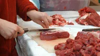 Ta teden je med kmeti in kmetijskimi organizacijami završalo 
zaradi ponudbe govejega mesa dveh trgovcev po znižani ceni.