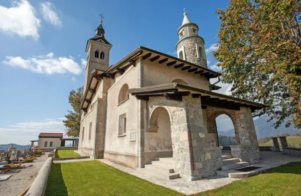 Cerkev Obiskanja Device Marije na Ponikvah na Šentviški planoti je edino večje Plečnikovo delo na 
Primorskem. Zaradi popotresne obnove je cerkev  zdaj zaprta in bo bržkone še vse jubilejno leto.   