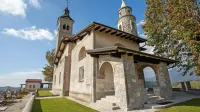 Cerkev Obiskanja Device Marije na Ponikvah na Šentviški planoti je edino večje Plečnikovo delo na 
Primorskem. Zaradi popotresne obnove je cerkev  zdaj zaprta in bo bržkone še vse jubilejno leto.   