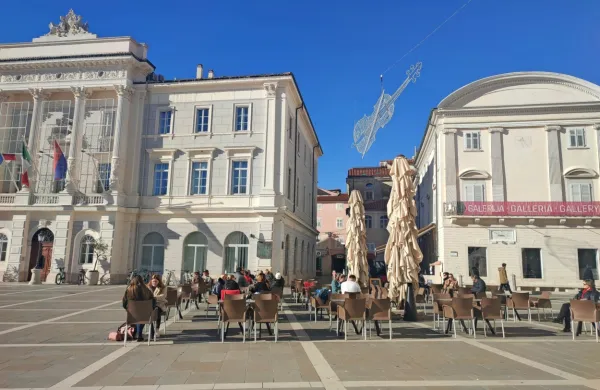 Ko posije sonce, se sosedje in prijatelji najprej srečajo v Mestni 
kavarni na Tartinijevem trgu 