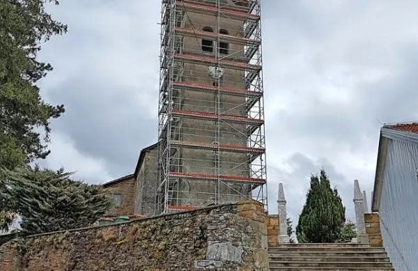 Zvonik, s katerega so se krušili in odpadali večji kosi,  po obnovi ni  
več nevaren za obiskovalce cerkve in pokopališča.