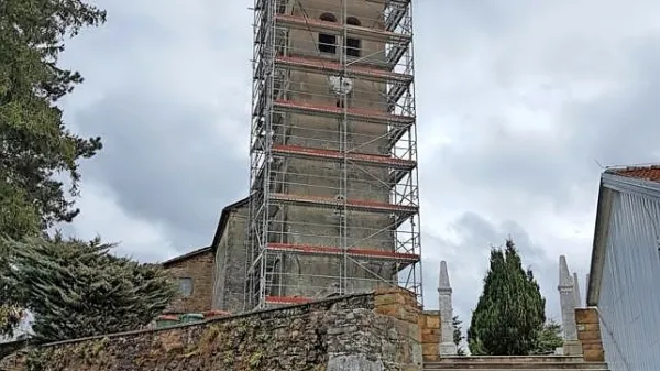 Zvonik, s katerega so se krušili in odpadali večji kosi,  po obnovi ni  
več nevaren za obiskovalce cerkve in pokopališča.