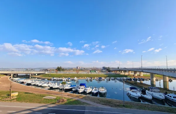 Lastniki manjših plovil so zaman upali, da bo občina na območju 
semedelskega mandrača uredila klančina za dostop s plovili do 
morja.