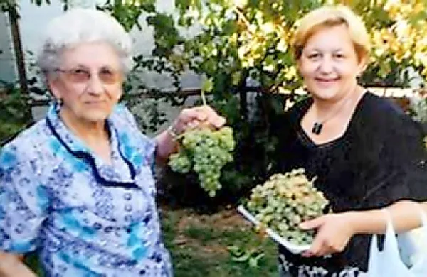 Jožefi Curk (levo) je hišo v Solkanu z goljufijo želela “ukrasti” Irena 
Aš Gradecki (desno) (fotografija je iz leta 2011).