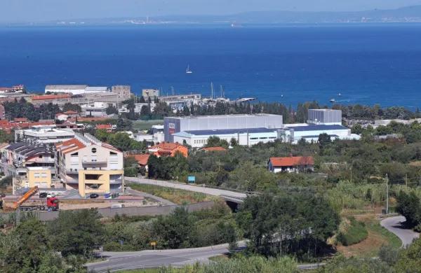O   območju med stavbo Droge-Kolinska in hitro cesto, predvidenem za pozidavo,   je izolski župan  dan po referendumu 9. 
januarja novinarjem napovedal, da ga bodo izločili  iz OPN, če bo 
to sprejemljivo za civilno iniciativo. 