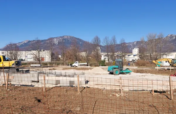 V sklopu Poslovne cone Ajdovščina trenutno komunalno opremljajo območje Pod Fructalom. 