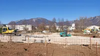V sklopu Poslovne cone Ajdovščina trenutno komunalno opremljajo območje Pod Fructalom. 